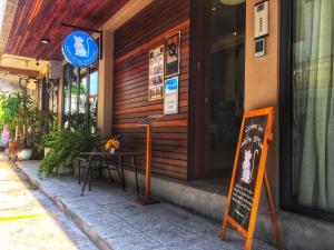 um restaurante com uma mesa em frente a um edifício em Chakrabongse Residences em Banguecoque