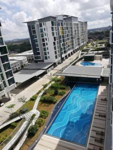 vista aerea di un edificio con piscina di Vivacity Jazz3 Apartment Kuching 127 a Kuching