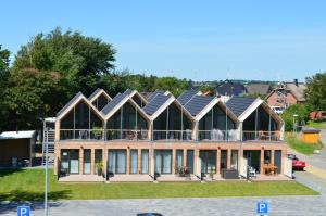 uma casa com painéis solares no telhado em Black Pearl em Büsum