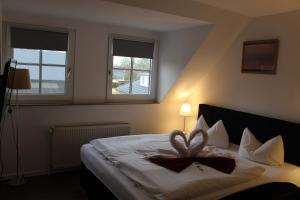1 dormitorio con 1 cama con arco en Hof von Oldenburg en Tossens