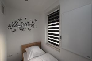 um quarto com uma cama e uma janela com borboletas na parede em Wohnung Bad Cannstadt em Stuttgart