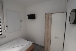 um quarto com uma cama e uma televisão na parede em Wohnung Bad Cannstadt em Stuttgart