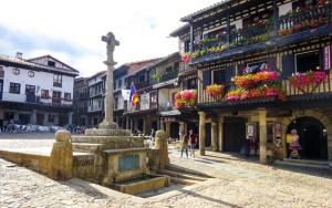 a fountain in the middle of a street with buildings at Casa Rural Amparo in Mogarraz