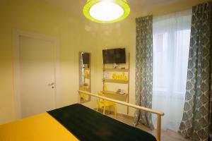 - une chambre avec un lit jaune et une fenêtre dans l'établissement 6th Land - Rent Rooms Affittacamere, à La Spezia