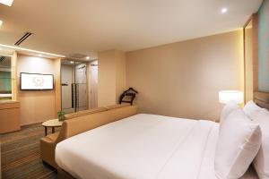 Postel nebo postele na pokoji v ubytování Cosmo Hotel Kuala Lumpur + 37 fotografií