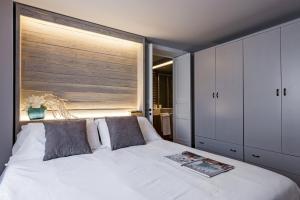 um quarto com uma grande cama branca e uma janela em Ferrini Home - Residence 150 em Catânia