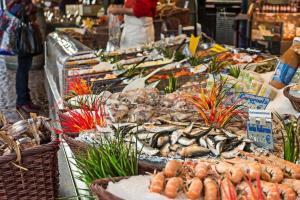 a market with many different types of seafood on display at Hypercentre t2 tout neuf - Parking gratuit in Vannes