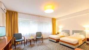 Postel nebo postele na pokoji v ubytování Hotel Herastrau