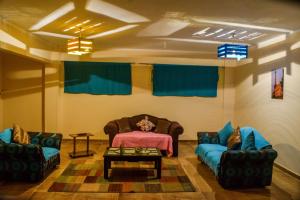 Sala de estar con 2 sofás y mesa en Jamila Apartment For Families en El Cairo