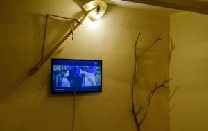 A television and/or entertainment centre at Jamila cosy apartment