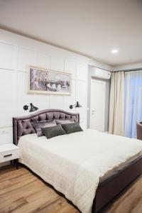 Una cama o camas en una habitación de Golden Horse Hotel