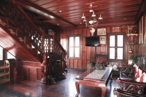 Ruang duduk di Villa Senesouk Luang Prabang