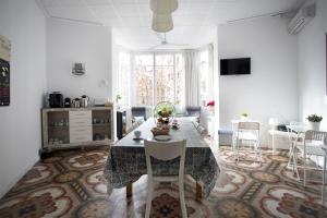 a dining room with a table and chairs in a room at Hostal Eixample in Barcelona