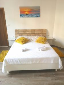 una camera da letto con un letto e due asciugamani di Apartments Grgic a Trogir