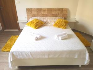 una camera da letto con un letto e due asciugamani di Apartments Grgic a Trogir