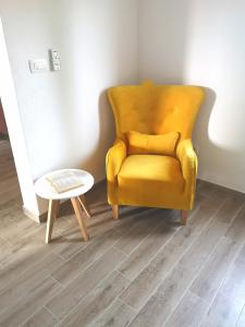 una sedia gialla e un tavolo in una stanza di Apartments Grgic a Trogir