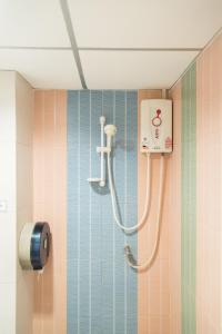 um chuveiro na casa de banho com azulejos coloridos em Casa Picasso Hotel - SHA Plus Certified em Bangkok