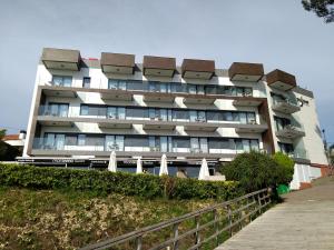 un gran edificio con balcones en un lateral en Hotel Inffinit Sanxenxo, en Sanxenxo