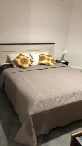 1 dormitorio con 1 cama con 2 almohadas en Belcourt, en Baie-Mahault