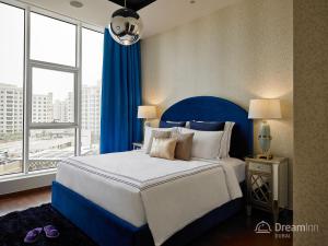 a bedroom with a large bed and a large window at Dream Inn Apartments - Tiara in Dubai