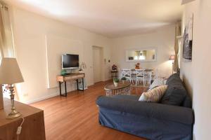salon z niebieską kanapą i stołem w obiekcie Romantic Flat near Metro Flaminio w Rzymie