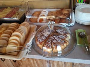 un montón de diferentes tipos de pasteles en una mesa en B&B Al Cristo, en SantʼAmbrogio di Valpolicella