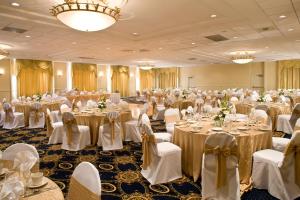 una gran sala de banquetes con mesas y sillas en Knott's Hotel, en Buena Park