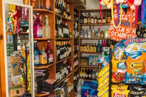 Supermarket nebo jiné obchody v  hotelu nebo okolí