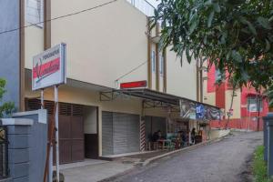 un edificio con una señal delante de él en RedDoorz Plus near IPDN en Sumedang