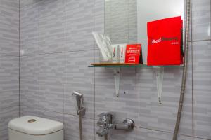 Koupelna v ubytování RedDoorz Plus near IPDN