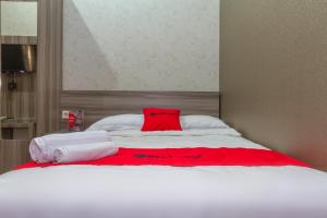 Кровать или кровати в номере RedDoorz Plus near IPDN