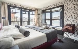 格乔Ercilla Embarcadero Hotel的一间有两张床和一扇大窗户的卧室