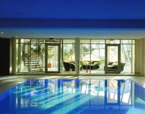una gran piscina en un edificio con una casa en Upstalsboom Heringsdorf en Heringsdorf
