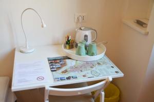 アッシジにあるCamere Calocciのテーブル(お茶ポット付)と地図