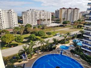 Bazén v ubytovaní EL EDEN de PLAYA DE GANDIA - Alquiler Familiar. alebo v jeho blízkosti