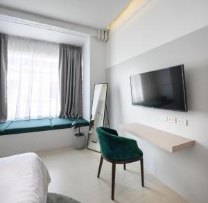 TV a/nebo společenská místnost v ubytování Our Nomad Boutique Hostel