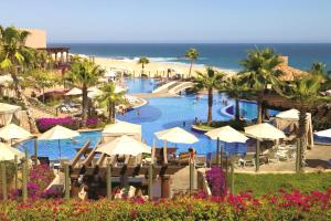 ein Resort mit Pool und Strand in der Unterkunft Pueblo Bonito Sunset Beach Golf & Spa Resort - All Inclusive in Cabo San Lucas