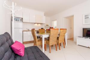 Kuchyň nebo kuchyňský kout v ubytování Apartments Kukuriku