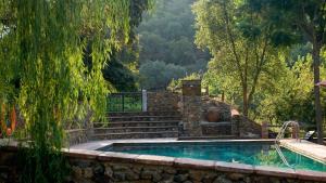 una piscina con escalera en Molino Rio Alajar, en Alájar