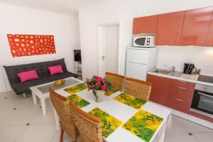 Kuchyň nebo kuchyňský kout v ubytování Apartments Kukuriku
