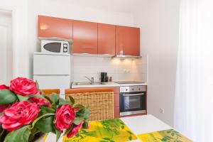 Kuchyň nebo kuchyňský kout v ubytování Apartments Kukuriku