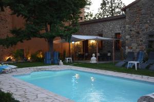 una piscina en el patio trasero de una casa en Château des Aiguilles, en Saint-Rémy-de-Chargnat