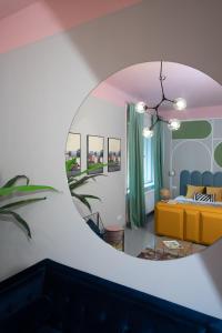 Habitación con cama y espejo redondo. en Lucifer Apartment, en Budapest
