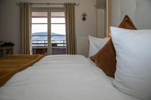 Postel nebo postele na pokoji v ubytování Seehotel Luitpold