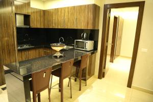 Kuchyň nebo kuchyňský kout v ubytování Verdun Suites Hotel