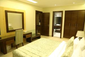 Rúm í herbergi á Verdun Suites Hotel