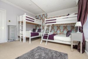 1 Schlafzimmer mit 2 Etagenbetten und einer Leiter in der Unterkunft Little Paris - Parking - by Brighton Holiday Lets in Brighton & Hove