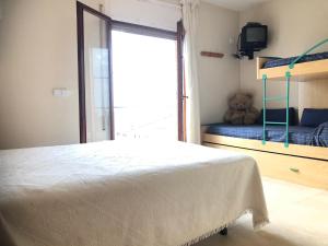 een slaapkamer met een wit bed en een teddybeer bij SHG CAMBRILS BAHIA VICTORIA in Cambrils