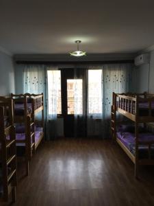 Rúm í herbergi á Arm Hostel