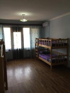 Rúm í herbergi á Arm Hostel